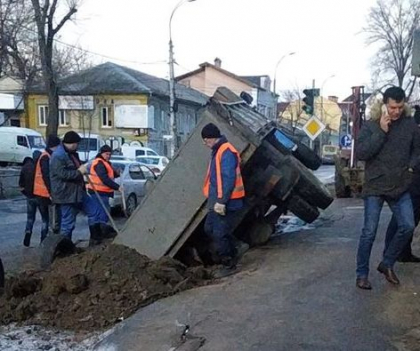 Accident pe o sosea din capitala. Un Kamaz s-a rasturnat - FOTO Accident pe o sosea din capitala. Un Kamaz s-a rasturnat - FOTO