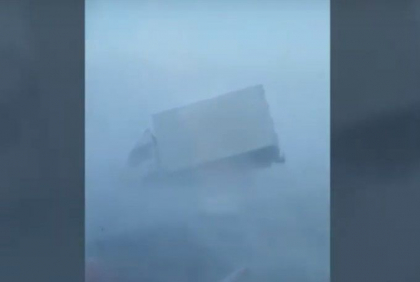 Un camion a zburat de pe sosea de o furtuna de zapada, intr-un oras din Siberia - VIDEO Un camion a zburat de pe sosea de o furtuna de zapada, intr-un oras din Siberia - VIDEO