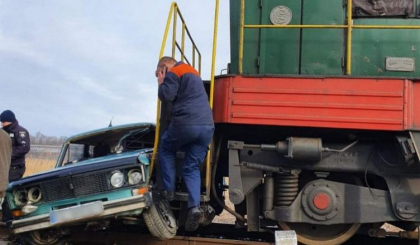 A intrat cu masina intr-un tren, la Cernauti. Soferul a trecut la culoarea rosie a semaforului. Barbatul, transportat la spital - FOTO