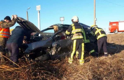Au intervenit salvatorii la accidentul cumplit de pe calea ferata de la Straseni. O persoana a ramas blocata intre fiarele autoturismului - FOTO Au intervenit salvatorii la accidentul cumplit de pe calea ferata de la Straseni. O persoana a ramas blocata intre fiarele autoturismului - FOTO