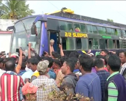 Tragedie in India. Cel putin 10 oameni morti, dupa ce un autobuz a atins un cablu electric