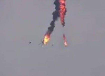 Momentul in care un elicopter sirian e doborat de o racheta lansata de Turcia Momentul in care un elicopter sirian e doborat de o racheta lansata de Turcia