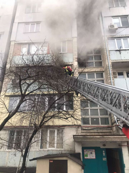 Apartament cuprins de flacari in sectorul Rascani al capitalei. Un copil, lasat singur in casa, a fost evacuat - GALERIE FOTO