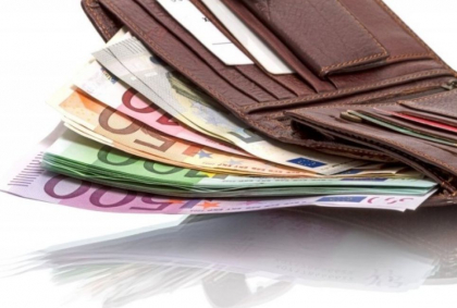 Portofel cu peste 19.000 de euro, gasit in parcarea unui supermarket Portofel cu peste 19.000 de euro, gasit in parcarea unui supermarket