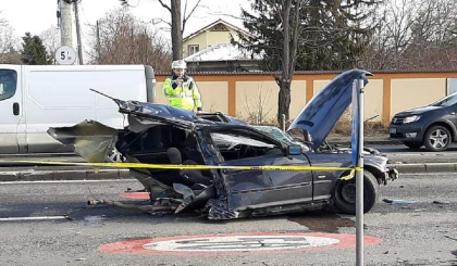 Bolid rupt in doua, jumatate din masina a zburat de pe sosea intr-o curte - GALERIE FOTO