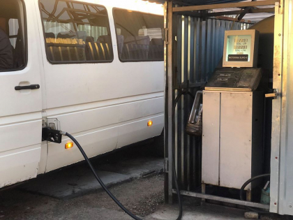 Afacere ilegala la o statie PECO din capitala. Combustibilul - vandut soferilor de microbuze de ruta - VIDEO