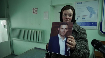 A venit la Judecatoria Balti cu poza fiului in mana: „Am venit sa-i arat pe cine a impuscat” - VIDEO A venit la Judecatoria Balti cu poza fiului in mana: „Am venit sa-i arat pe cine a impuscat” - VIDEO