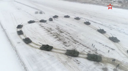 "Inima blindata": cum un soldat i-a facut iubitei sale cererea in casatorie printre tancuri - VIDEO