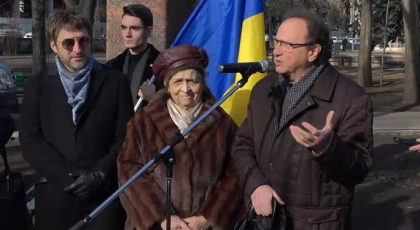 Depuneri de flori la bustul poetului Grigore Vieru. Ar fi implinit 85 de ani - VIDEO
