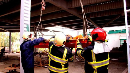 O batrana, transportata de urgenta la spital dupa ce a cazut de la etajul trei al unui bloc - VIDEO O batrana, transportata de urgenta la spital dupa ce a cazut de la etajul trei al unui bloc - VIDEO