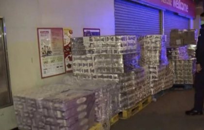 The Guardian: In Hong Kong, hoti inarmati fura hartie igienica pe fondul panicii create de coronavirus
