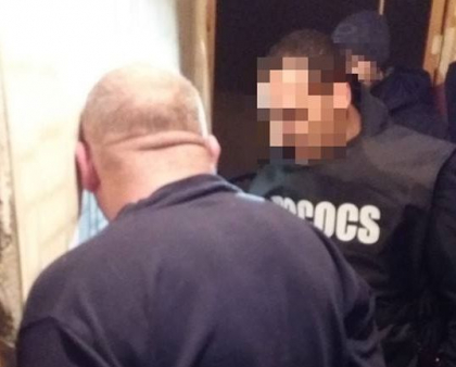 L-au lasat fara locuinta in timp ce se afla in inchisoare. Trei suspecti - retinuti. Cum au convins un om al strazii sa semneze actul de vanzare-cumparare L-au lasat fara locuinta in timp ce se afla in inchisoare. Trei suspecti - retinuti. Cum au convins un om al strazii sa semneze actul de vanzare-cumparare