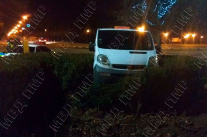 Accident grav la Dubasari. Un sofer beat a pierdut controlul volanului si a ajuns intr-un razor de flori - GALERIE FOTO Accident grav la Dubasari. Un sofer beat a pierdut controlul volanului si a ajuns intr-un razor de flori - GALERIE FOTO