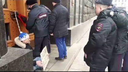 Un activist rus s-a legat cu lanturi de usa sediului FSB din Moscova. Ce a patit Un activist rus s-a legat cu lanturi de usa sediului FSB din Moscova. Ce a patit