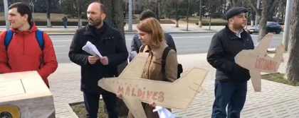 Membrii OccupyGuguta il felicita pe Igor Dodon cu ocazia zilei de nastere. Cum au aparut tinerii in fata presedintiei - VIDEO Membrii OccupyGuguta il felicita pe Igor Dodon cu ocazia zilei de nastere. Cum au aparut tinerii in fata presedintiei - VIDEO