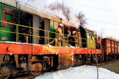 O locomotiva ce transporta fier vechi, cuprinsa de flacari la Rabnita - GALERIE FOTO