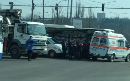Accident grav in capitala. Un autobuz si o ambulanta s-au ciocnit violent. Politia - la fata locului - FOTO Accident grav in capitala. Un autobuz si o ambulanta s-au ciocnit violent. Politia - la fata locului - FOTO