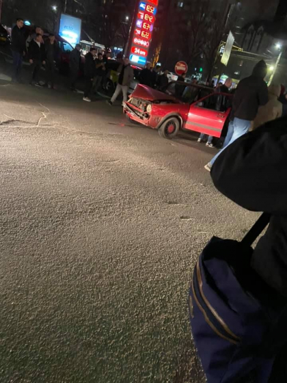 Accident pe strada Alba Iulia din capitala. Doua masini s-au ciocnit violent - GALERIE FOTO Accident pe strada Alba Iulia din capitala. Doua masini s-au ciocnit violent - GALERIE FOTO