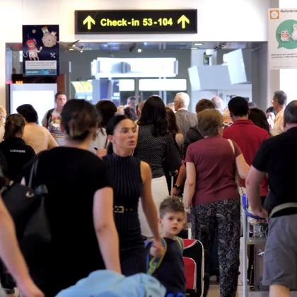 Noul sistem de migratie britanic inchide granitele pentru multi romani. ”Va fi un dezastru”, avertizeaza patronatele si opozitia de la Londra Noul sistem de migratie britanic inchide granitele pentru multi romani. ”Va fi un dezastru”, avertizeaza patronatele si opozitia de la Londra