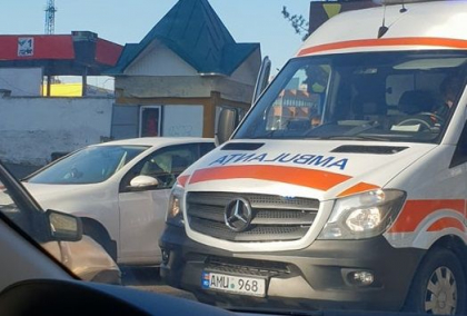 Doua masini s-au ciocnit puternic pe o strada din capitala. Ambulanta, la fata locului - FOTO