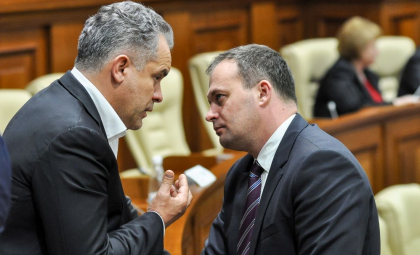 Andrian Candu l-a sunat aseara pe Vlad Pahotniuc si l-a anuntat ca pleaca, impreuna cu alti cinci deputati, din PD: "Dumnealui a spus: Sunteti adulti, majori"