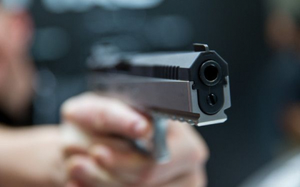 Un barbat din Durlesti s-a impuscat mortal in propria casa. Corpul neinsufletit - gasit de sotia acestuia Un barbat din Durlesti s-a impuscat mortal in propria casa. Corpul neinsufletit - gasit de sotia acestuia