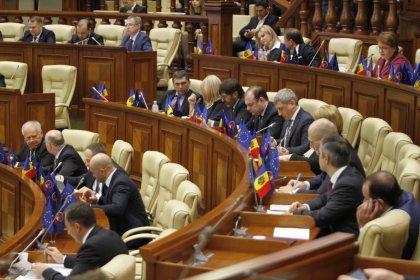 Discutii aprinse in plenul parlamentului, privind amanarea Legii cetateniei prin investitie. Litvinenco: "Daca se amana, atunci cetatenia RM este de vanzare" - VIDEO