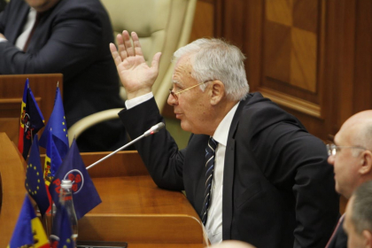 Cum Dumitru Diacov le-a urat succes fostilor democrati in formarea noului grup parlamentar: "Unda verde sa pluteasca pe valurile tulbure ale politicii moldovenesti" - VIDEO