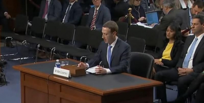 Mark Zuckerberg, criticat si ironizat pentru ca si-ar pune angajatii sa-l usuce la subrat cu foehn-ul inainte de discursurile importante