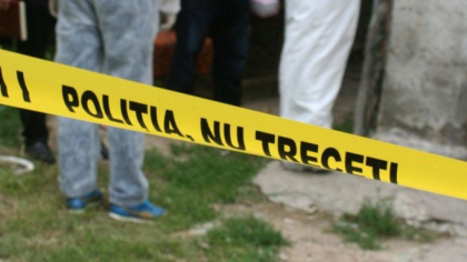 Un barbat, gasit fara suflare dupa ce s-a aruncat in gol de la etajul 3 al blocului unde locuia Un barbat, gasit fara suflare dupa ce s-a aruncat in gol de la etajul 3 al blocului unde locuia