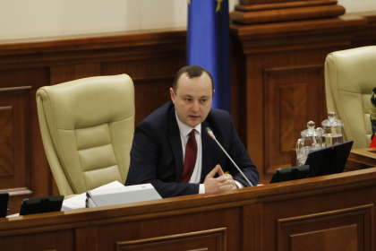 Vlad Batrancea despre blocarea tribunei de catre deputatii DA si PAS: "Show televizat" - VIDEO Vlad Batrancea despre blocarea tribunei de catre deputatii DA si PAS: "Show televizat" - VIDEO