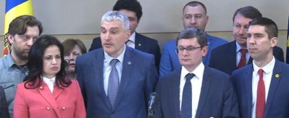 Slusari catre Chicu: "Daca te superi, du-te acasa, du-te la Dodon." Deputatii PPDA si PAS au blocat tribuna parlamentului, pentru a nu-i permite prim-ministrului sa-si citeasca raportul de activitate - VIDEO Slusari catre Chicu: "Daca te superi, du-te acasa, du-te la Dodon." Deputatii PPDA si PAS au blocat tribuna parlamentului, pentru a nu-i permite prim-ministrului sa-si citeasca raportul de activitate - VIDEO