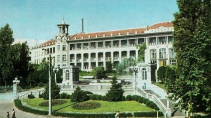 Guvernul a cedat sanatoriu “Moldova”, aflat intr-o zona de elita pe plaja Arcadia in orasul Odessa, pentru a doua oara. Vlad Kuliminski spune ca institutia a fost scoasa la vanzare: "Terenul sub sanatoriu costa peste 10 milioane de dolari" Guvernul a cedat sanatoriu “Moldova”, aflat intr-o zona de elita pe plaja Arcadia in orasul Odessa, pentru a doua oara. Vlad Kuliminski spune ca institutia a fost scoasa la vanzare: "Terenul sub sanatoriu costa peste 10 milioane de dolari"