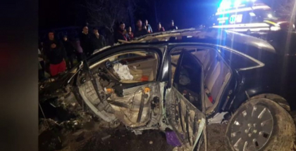 Accident extrem de violent. Doua persoane au fost aruncate din masina Accident extrem de violent. Doua persoane au fost aruncate din masina