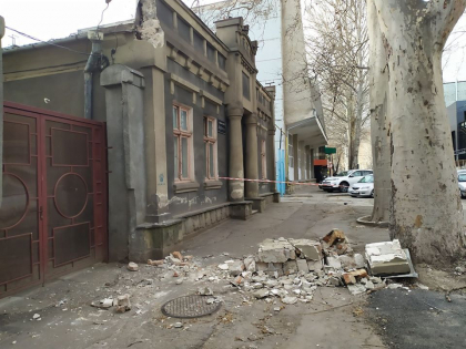 Vantul puternic provoaca pagube majore in capitala. Mai multe bucati dintr-o cladire s-au desprins si au cazut pe trotuar - FOTO