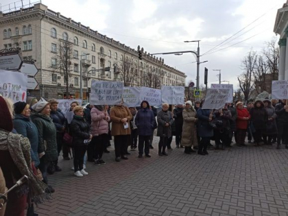 Protest in fata primariei. Zeci de oameni, nemultumiti ca au ramas fara munca, dupa ce au fost scoase gheretele din oras - FOTO