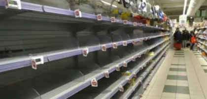 Scene de groaza in Italia. Oamenii se bat pe mancare si merg cu valizele dupa provizii