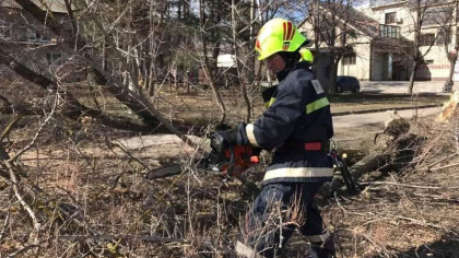 Vantul puternic face ravagii in toata tara. Acoperisul unui gimnaziu din Telenesti - smuls, iar 66 de localitati au ramas partial fara lumina la Criuleni, Cimislia, Orhei, Hancesti Vantul puternic face ravagii in toata tara. Acoperisul unui gimnaziu din Telenesti - smuls, iar 66 de localitati au ramas partial fara lumina la Criuleni, Cimislia, Orhei, Hancesti