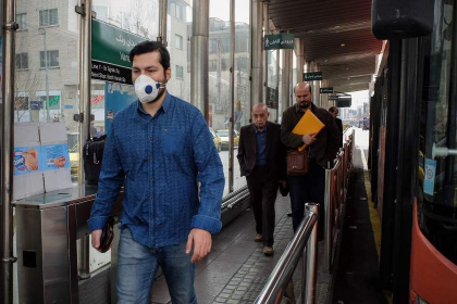 Epidemia de coronavirus a lovit in plin Iranul: numerosi morti, criza politica si zboruri interzise spre alte tari