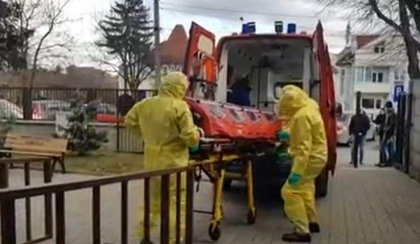 Un bebelus de 6 luni si mama lui, suspecti de coronavirus si izolati la spitalul din Alba Iulia