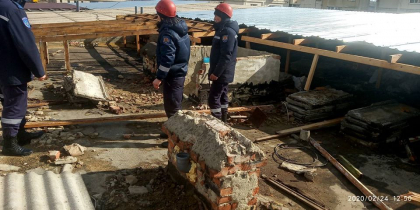 Vantul puternic a doborat mai multi copaci in toata tara si a smuls acoperisul unei gradinite de la Causeni - GALERIE FOTO Vantul puternic a doborat mai multi copaci in toata tara si a smuls acoperisul unei gradinite de la Causeni - GALERIE FOTO
