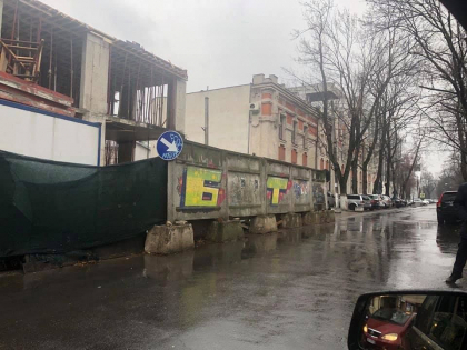 Problema gardului de langa o cladire aflata in constructie, care a obligat ani la rand cetatenii sa mearga pe strada, a fost rezolvata. Autoritatile au construit o trecere de pietoni, care... tot in drum iese - FOTO