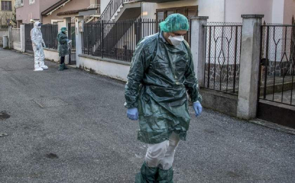 Italieni jefuiti in case de persoane deghizate in paramedici, care spuneau ca ii testeaza pentru coronavirus Italieni jefuiti in case de persoane deghizate in paramedici, care spuneau ca ii testeaza pentru coronavirus