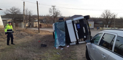 Un camion din Ucraina s-a rasturnat la Causeni dupa ce soferul a pierdut controlul volanului. Ce spune politia - FOTO