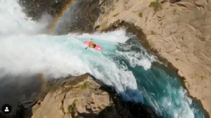 Un canotor a scapat cu viata dupa ce s-a aruncat cu caiacul intr-o cascada de 40 de metri - VIDEO Un canotor a scapat cu viata dupa ce s-a aruncat cu caiacul intr-o cascada de 40 de metri - VIDEO