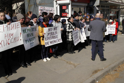 Protest la o ghereta de carne din capitala. Mai multi angajati se plang ca au ramas fara locuri de munca dupa ce 6 dintre ele au fost demolate: "Cine ii va hrani pe copiii nostri... primaria?" Protest la o ghereta de carne din capitala. Mai multi angajati se plang ca au ramas fara locuri de munca dupa ce 6 dintre ele au fost demolate: "Cine ii va hrani pe copiii nostri... primaria?"