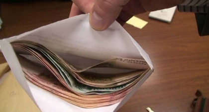 Un tanar din capitala a cerut o mie de euro pentru a ajuta un barbat sa obtina permisul de conducere. Pentru a fi convingator, tanarul a spus ca are anumiti "cunoscuti"
