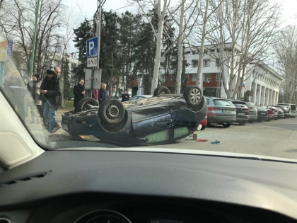 O Toyota s-a rasturnat dupa ce a intrat intr-un Ford parcat pe o strada din capitala O Toyota s-a rasturnat dupa ce a intrat intr-un Ford parcat pe o strada din capitala