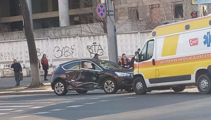 Accident pe o sosea din capitala cu implicarea unei ambulante. O femeie a fost transportata la spital - FOTO