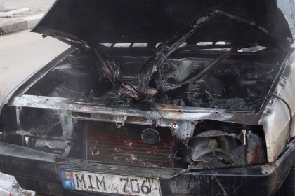 Detalii despre masina cuprinsa de flacari la Balti, pe care soferul a incercat sa o stinga cu propria geaca - GALERIE FOTO Detalii despre masina cuprinsa de flacari la Balti, pe care soferul a incercat sa o stinga cu propria geaca - GALERIE FOTO